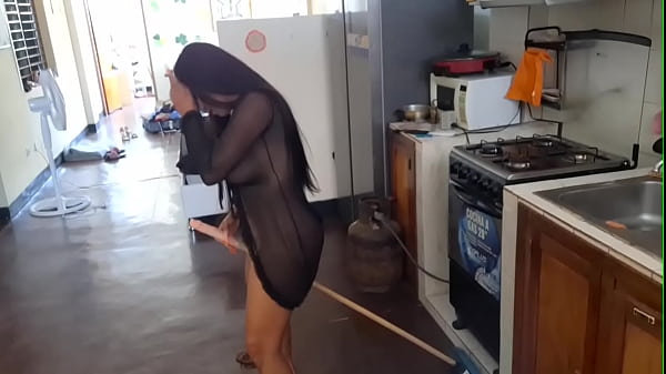 Influencer mexicana se masturba con un palo de escoba en la cocina