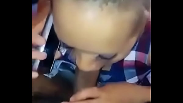 Mexicana infiel mamando bien rico mientras le llama el cornudo por celular