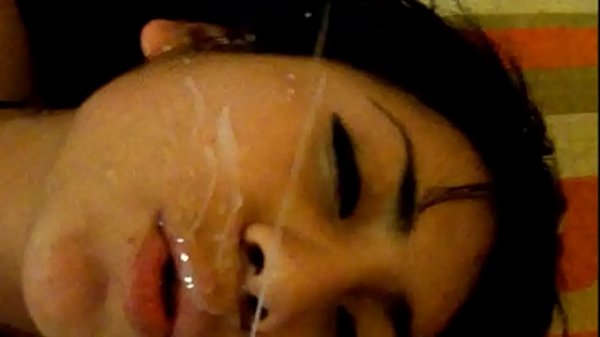 Latina bien guapa se tira a su novio en la cama