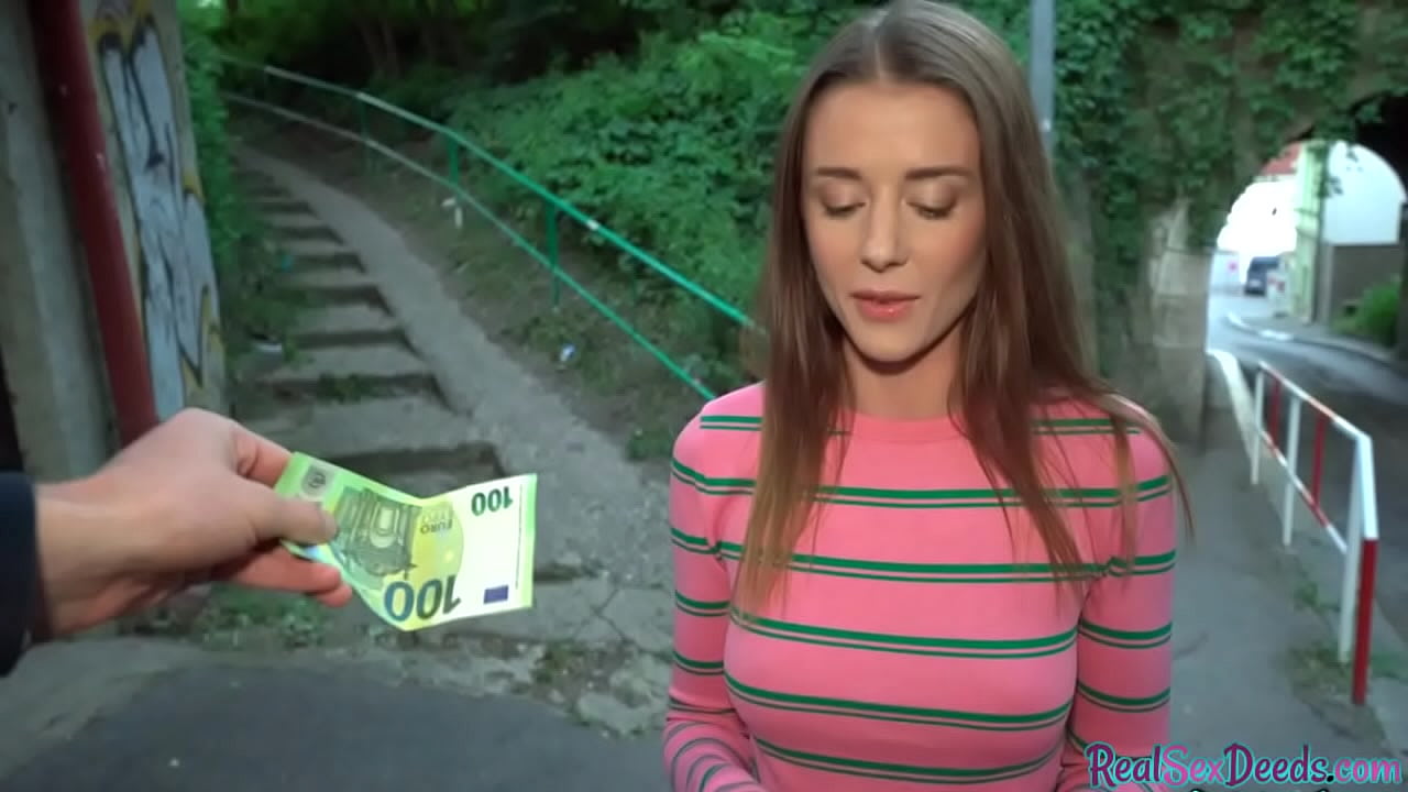 Chica europea chupando y\n  montando gran verga en público