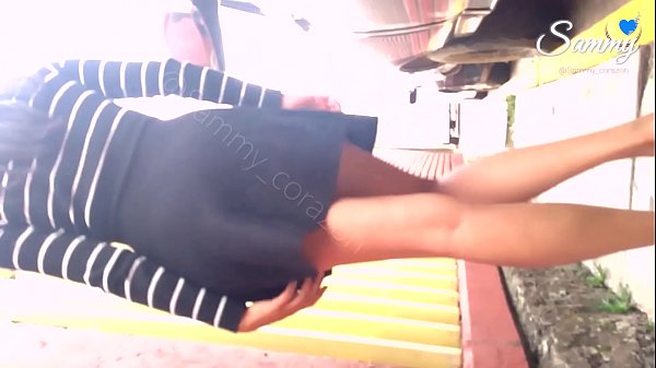 Joven Mexicana de paseo por el pueblo