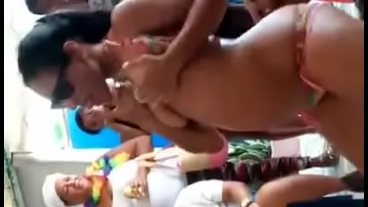 Secretaria mexicana gana\n  dinero extra con videos porno