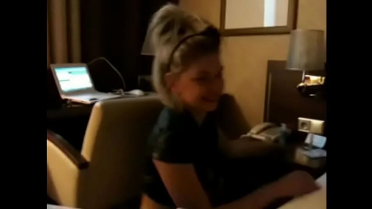 Joven rubia sexy tiene sexo\n  casero