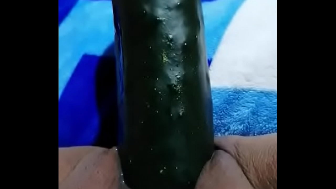en su panocha\n    \n    Norma, la mexicana que se divierte con un pepino en su panocha.