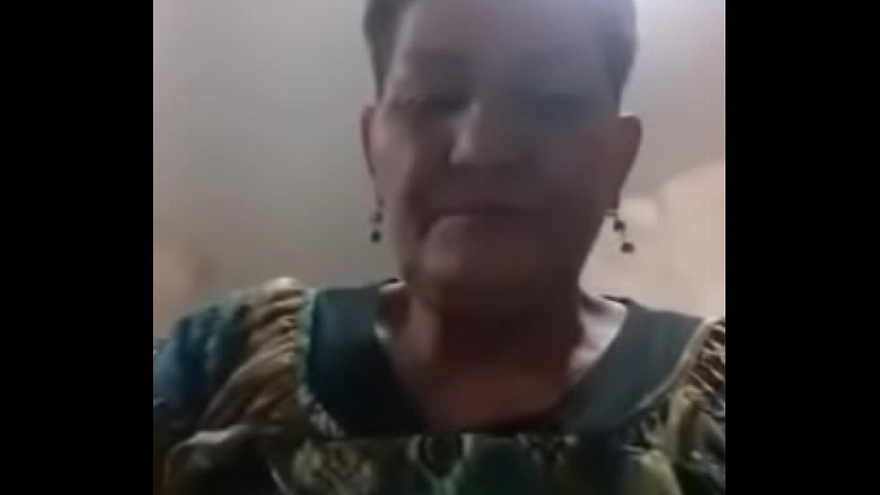 La sensualidad de una abuela\n  mexicana en acción